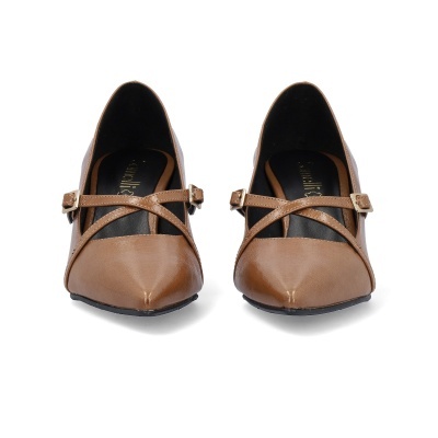 Sapatos femininos castanhos com tiras cruzadas e fivelas douradas vistos de frente