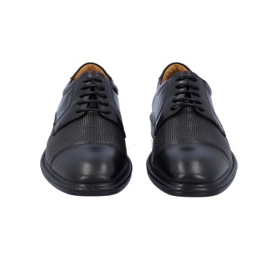 Sapatos sociais pretos com partes em couro liso e textura trançada