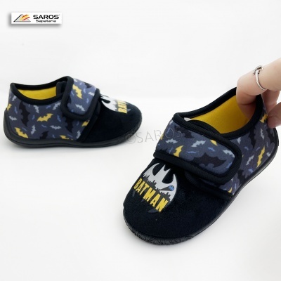 Sapatinhos infantis Batman preto e cinzento com fecho de velcro