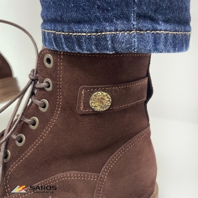 Bota castanha em camurça com botão dourado e atacadores, usada com calças jeans azuis