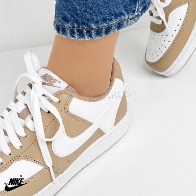 Ténis Nike bege e branco com atacadores brancos e sola branca