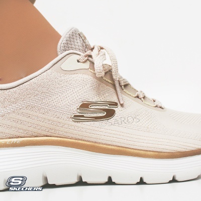 Ténis Skechers bege com sola branca e castanha, logótipo S na lateral