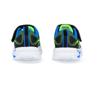 Sapatilhas desportivas pretas com detalhes verdes e azuis e sola branca vistas de trás