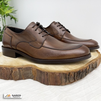Sapatos castanhos de couro com solado preto e cadarços pretos