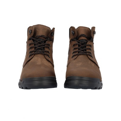 Botas castanhas em couro frontal em fundo branco