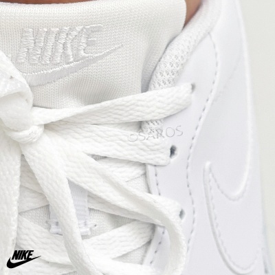 Ténis branco Nike com cadarços e logótipo em relevo na lingueta.