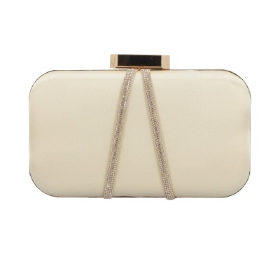 Clutch bege claro com fecho dourado e alça com cristais