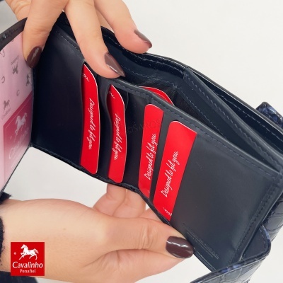 Carteira de couro preta aberta com cartões vermelhos visíveis e logótipo Cavalinho Penafiel