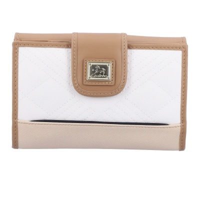 Carteira feminina branca com detalhes bege e castanho e fecho com placa metálica
