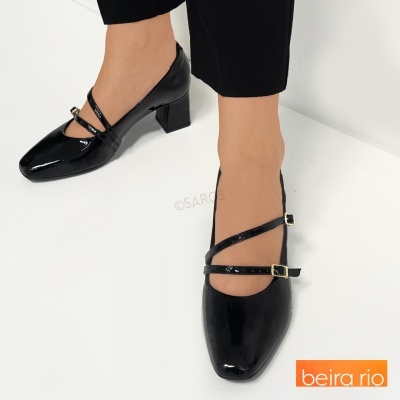 Sapatos de senhora pretos em verniz com tiras cruzadas e salto médio