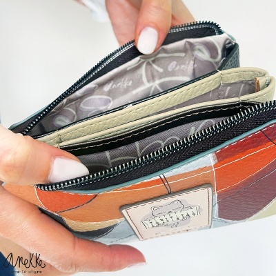 Carteira pequena multibolsos com padrão colorido e fecho de correr