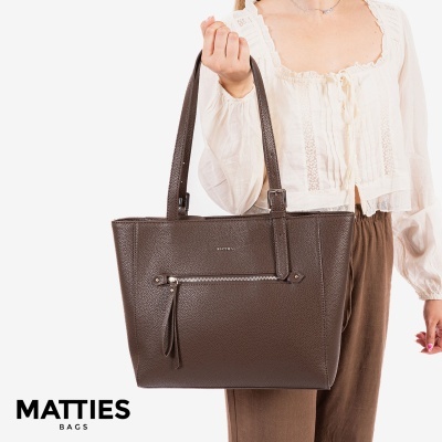 Mala de pele castanha com fecho frontal e alças duplas