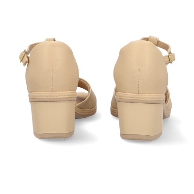 Par de sandálias bege com salto médio e fivela ajustável vistas de trás