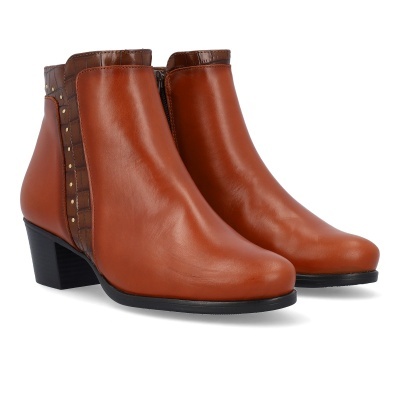 Botas ankle em couro castanho claro com detalhe em couro castanho mais escuro com textura croco e pequenos tachas douradas.