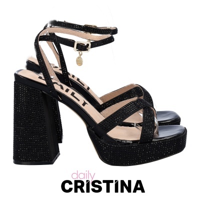 Sandálias de salto alto pretas com detalhes brilhantes