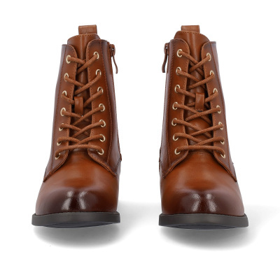 Botas castanhas com atacadores e fecho lateral