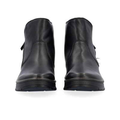 Botas pretas de couro vistas de frente