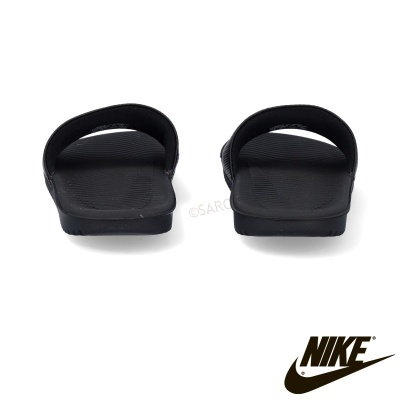 Chinelos pretos Nike em fundo branco com logótipo