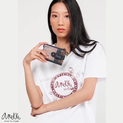 Mulher com t-shirt branca e carteira Anekke castanha e bege