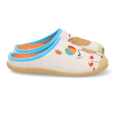 Chinelos de tecido branco com detalhes azuis e laranja e estampas divertidas.