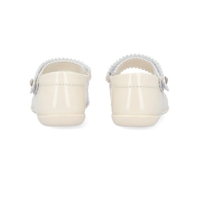 Sapatos infantis bege com renda branca vistos de trás