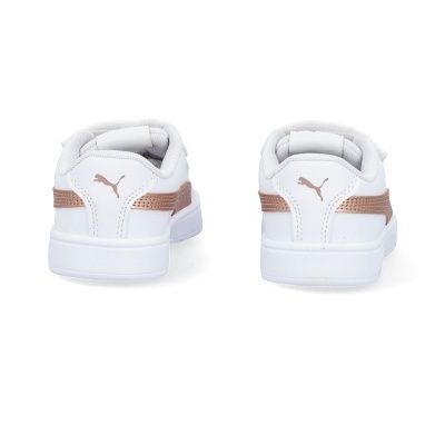 Par de sapatilhas brancas com detalhes dourados, vista traseira