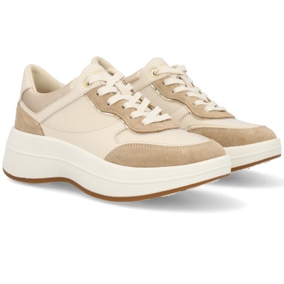 Sapatilhas bege e castanho claro com mistura de camurça, tecido e couro sintético.