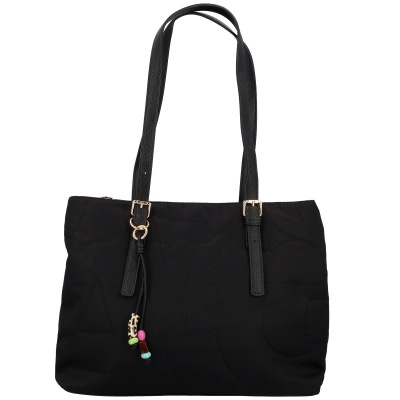 Bolsa de senhora preta com alças em material semelhante a couro e pendentes coloridos.