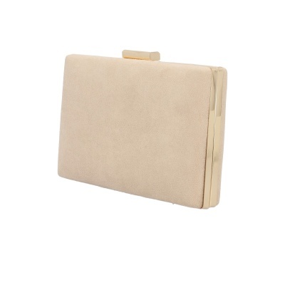 Mala clutch bege com fecho dourado