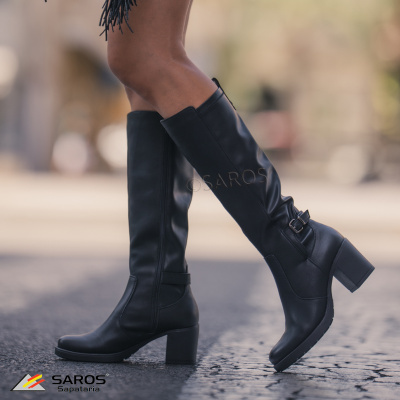 Botas pretas de cano alto com salto quadrado