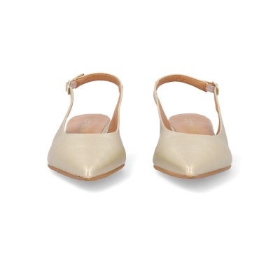 Par de sapatos femininos dourados com correias ao calcanhar