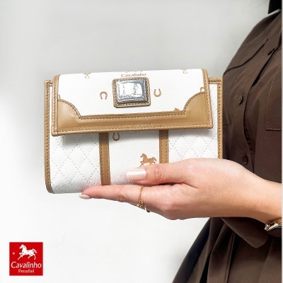 Carteira Cavalinho em tecido branco e pele castanha clara com padrão de ferraduras e cavalo