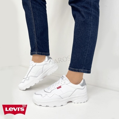 Tênis brancos Levi's com detalhes cinza e etiqueta vermelha