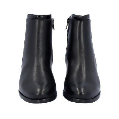 Botins pretos de couro com fecho de correr lateral