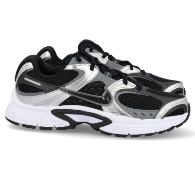 Tênis desportivos preto, cinzento e branco com malha e sola branca