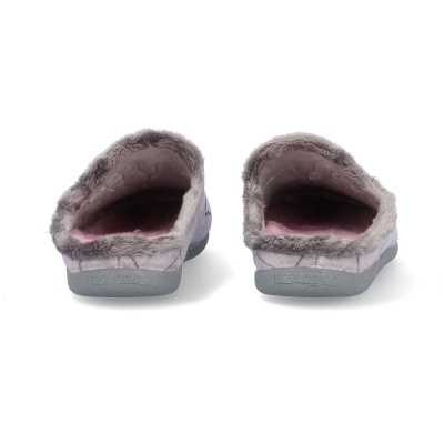 Chinelos cinzentos com interior de pelo castanho claro vistos de trás