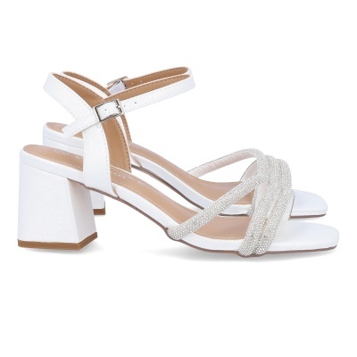 Sandálias de salto médio branco com tiras decoradas com brilhantes