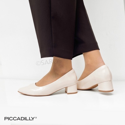 Sapatos creme de salto médio quadrado PICCADILLY com calças pretas