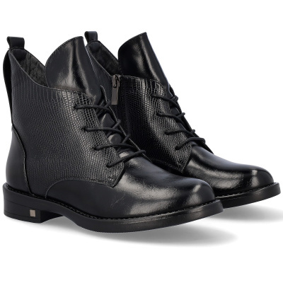 Botas pretas de pele com padrão texturizado e atacadores