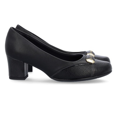 Sapatos pretos de salto médio com detalhe dourado na frente
