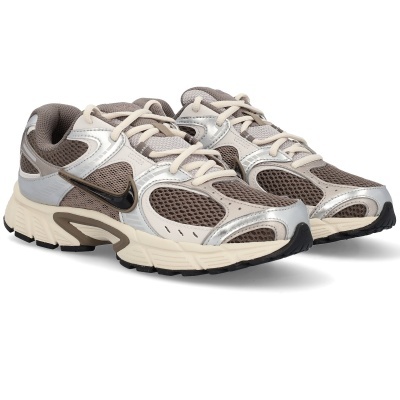 Sapatilhas desportivas castanhas e bege com detalhes prateados e logo Nike preto.