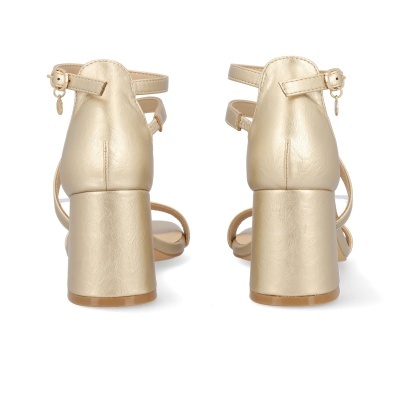 Sandálias de salto alto douradas, vista traseira