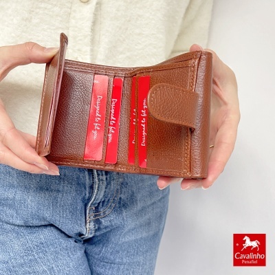 Carteira castanha em pele com compartimentos para cartões vermelhos e fecho de fivela