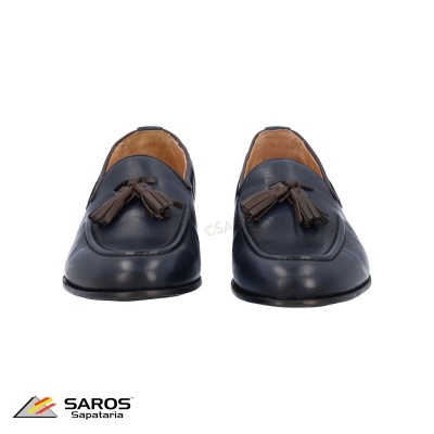 Sapatos mocassins em pele azul escuro com borlas castanhas