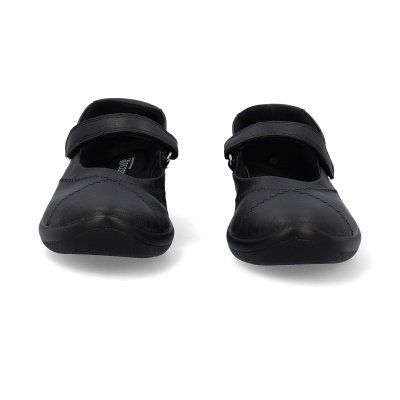 Par de sapatos pretos tipo Mary Jane com velcro em fundo branco