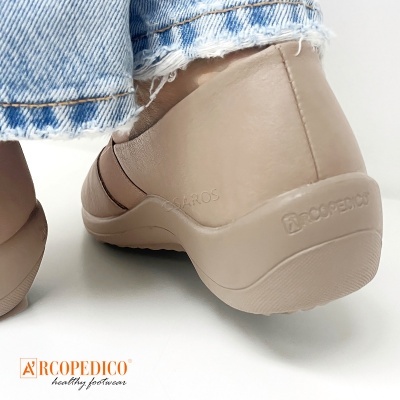 Sapatos de cunha bége ARCOPEDICO com calças de ganga azuis