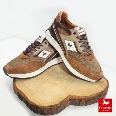Sapatilhas Cavalinho castanhas e bege em camurça e tecido sobre suporte de madeira