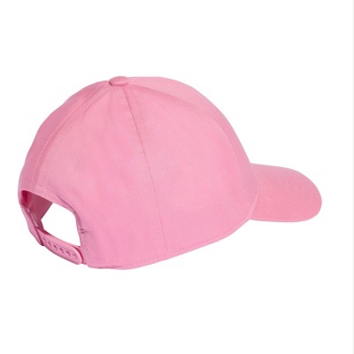 Boné rosa claro com fecho ajustável em fundo branco