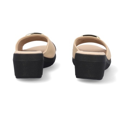 Sandálias bege com salto preto vistas de trás