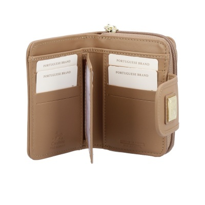 Carteira em pele bege aberta com cartões PORTUGUESE BRAND